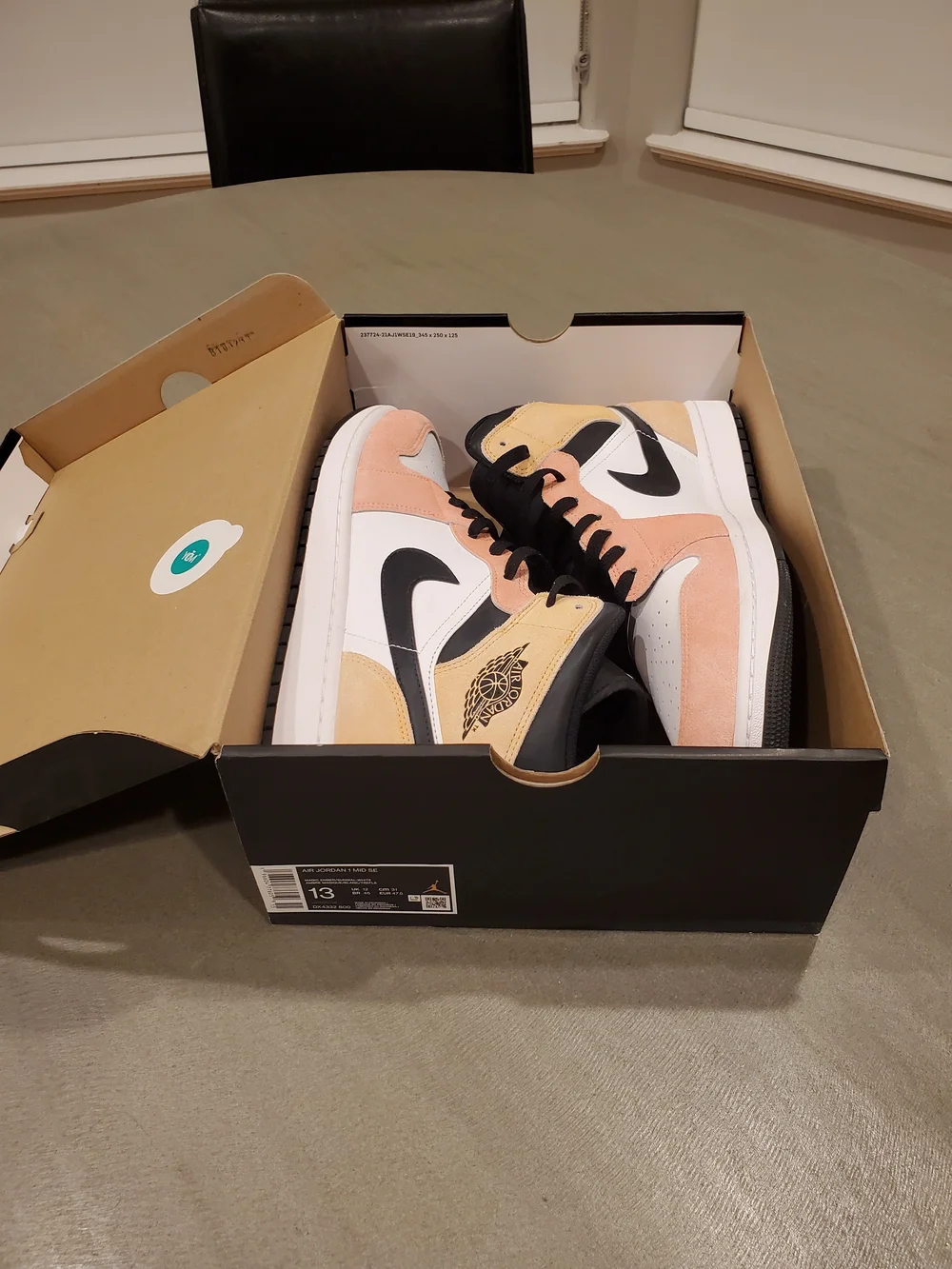 Jordan 1 Mid SE FLIGHT CLUB